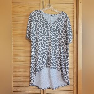 Crazy Train cream & black leopard print tunic v neck cuffed short sleeve Medium